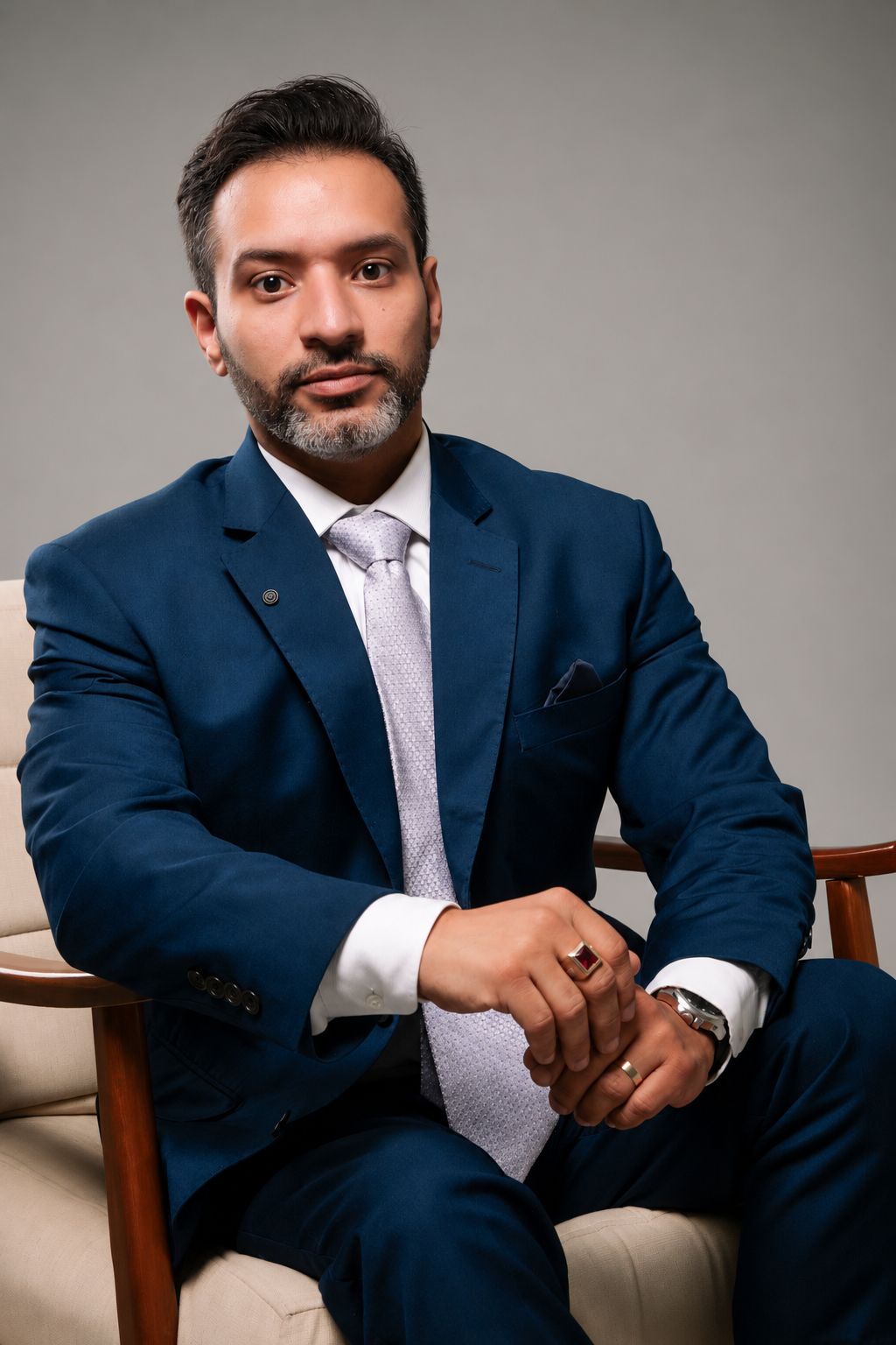 Raphael Borges sentado em um ambiente de escritório